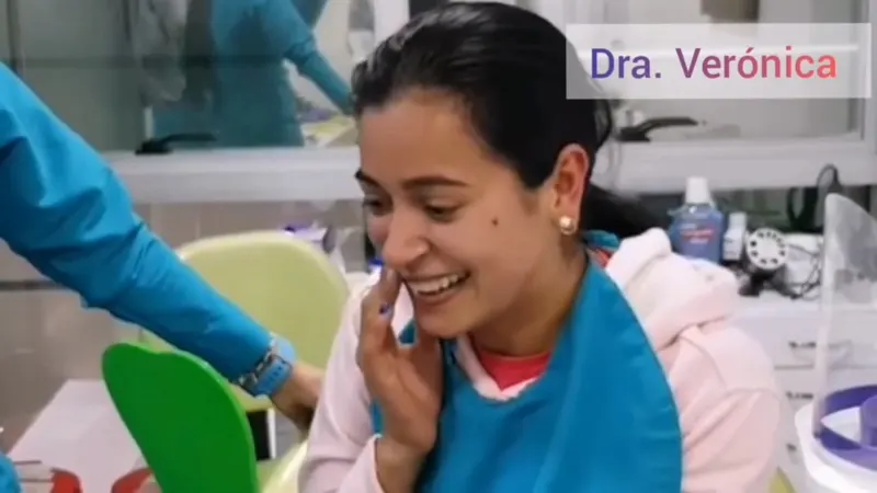 Video: Reacción de una paciente al ver su nueva sonrisa
